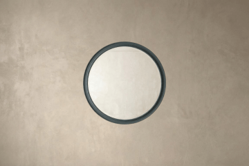 Spiegel in einem lackierten Rahmen