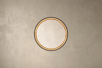 Spiegel im Holzrahmen