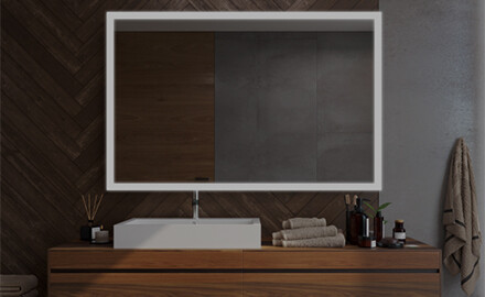 Spiegel mit dekorativer Abdeckung