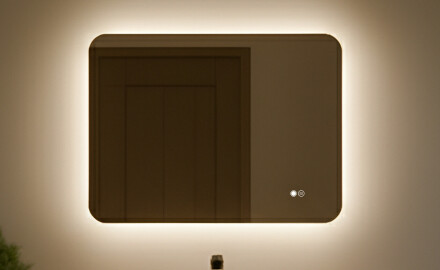 Abgerundeter Badezimmerspiegel mit LED-Beleuchtung, zweifarbig, Touch‑Schalter, Heizmatte