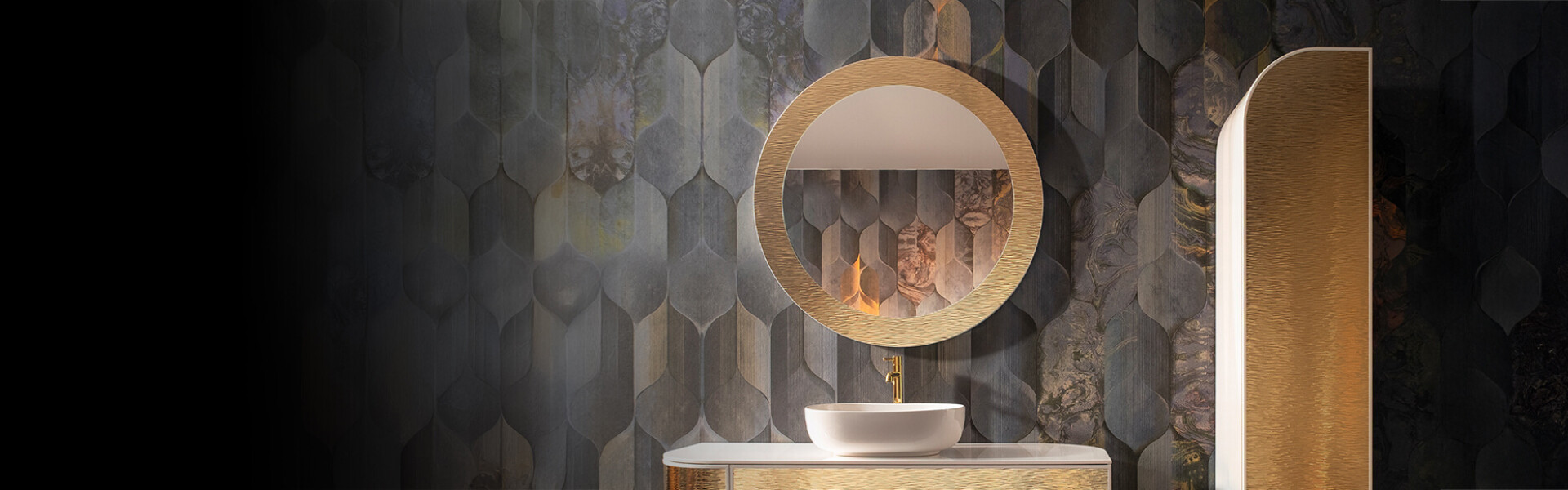 Spiegel in einem Metallrahmen