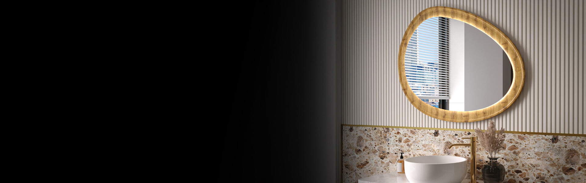 Spiegel in einem Holzrahmen