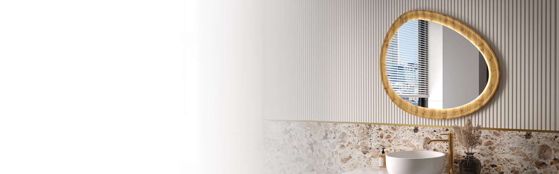 Spiegel in einem Holzrahmen